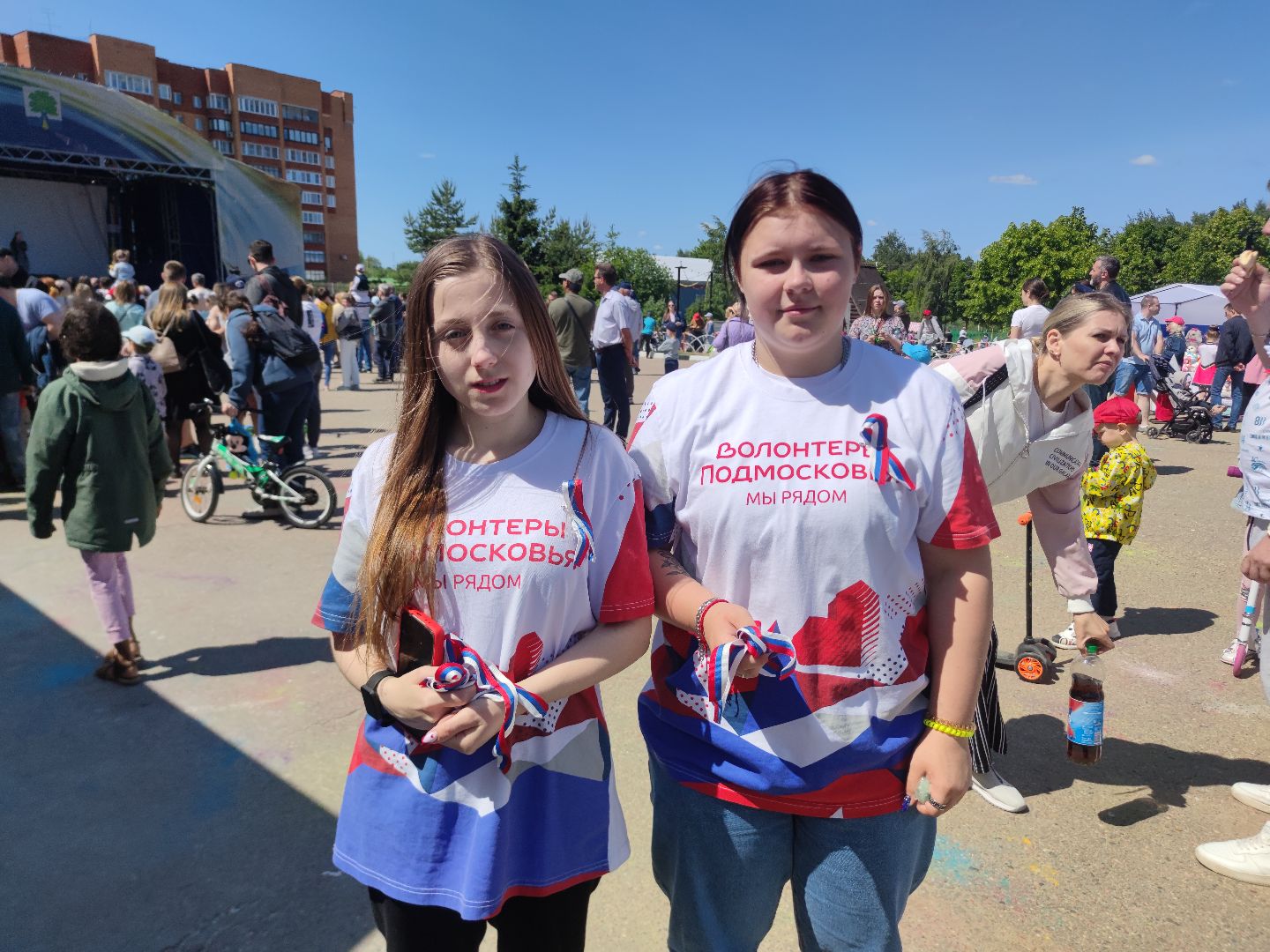Волонтеры Подмосковья, ленточки, триколор, День России, Дубна