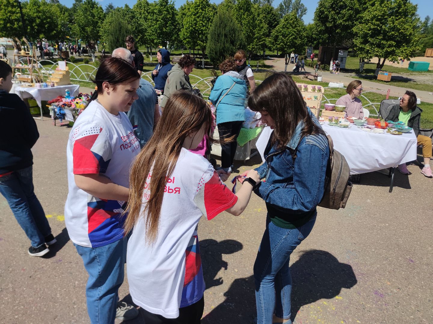Волонтеры Подмосковья, ленточки, триколор, День России, Дубна