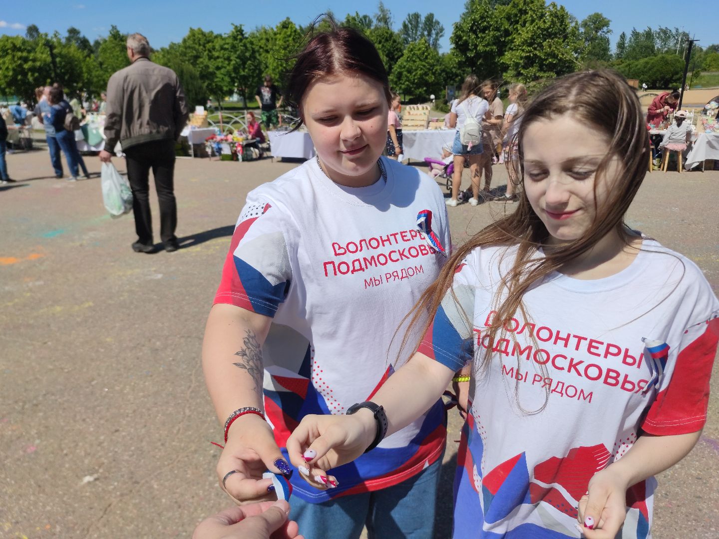 Волонтеры Подмосковья, ленточки, триколор, День России, Дубна