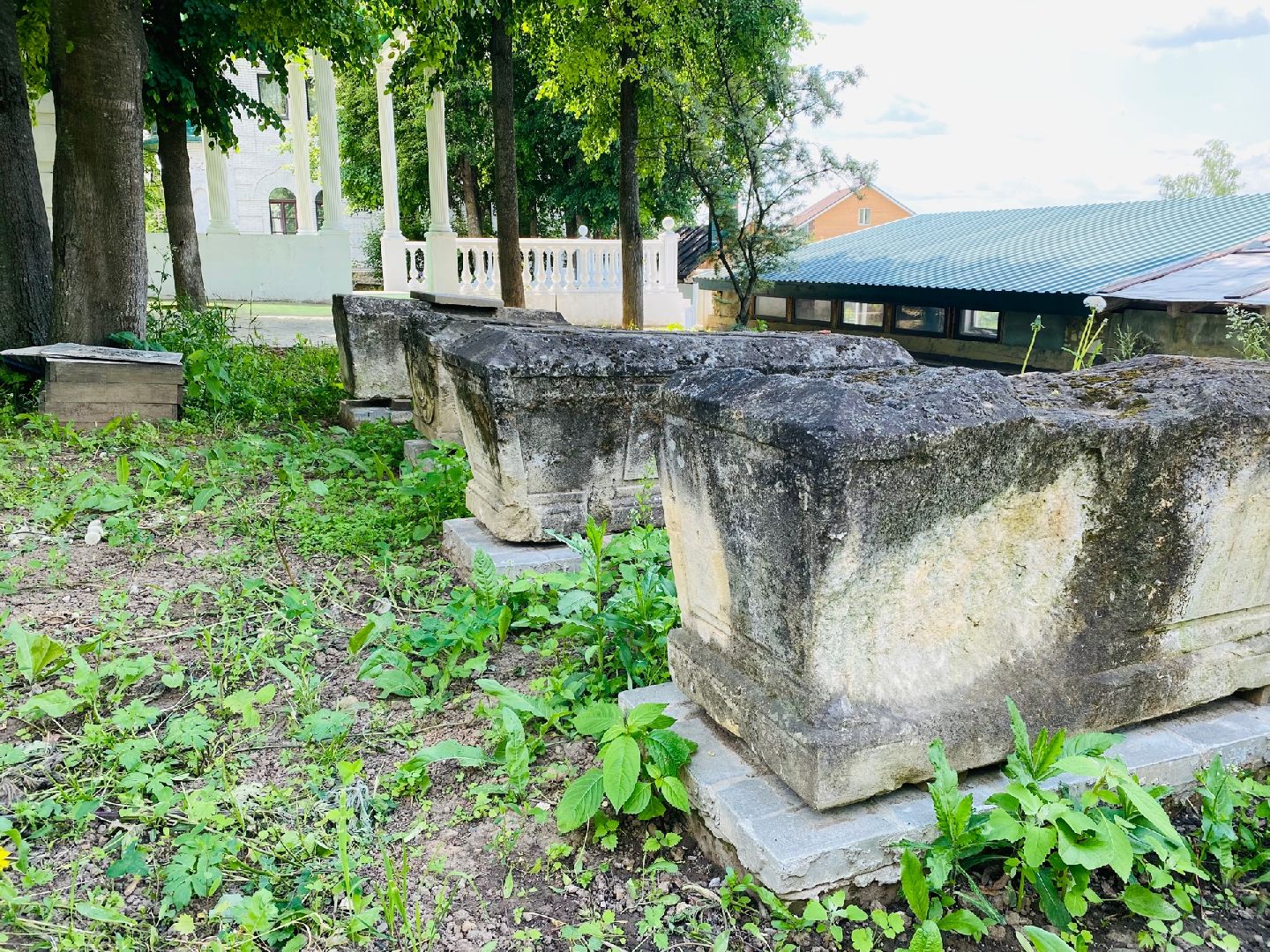 Домодедово, лапидарий, музей белого камня, старинные плиты