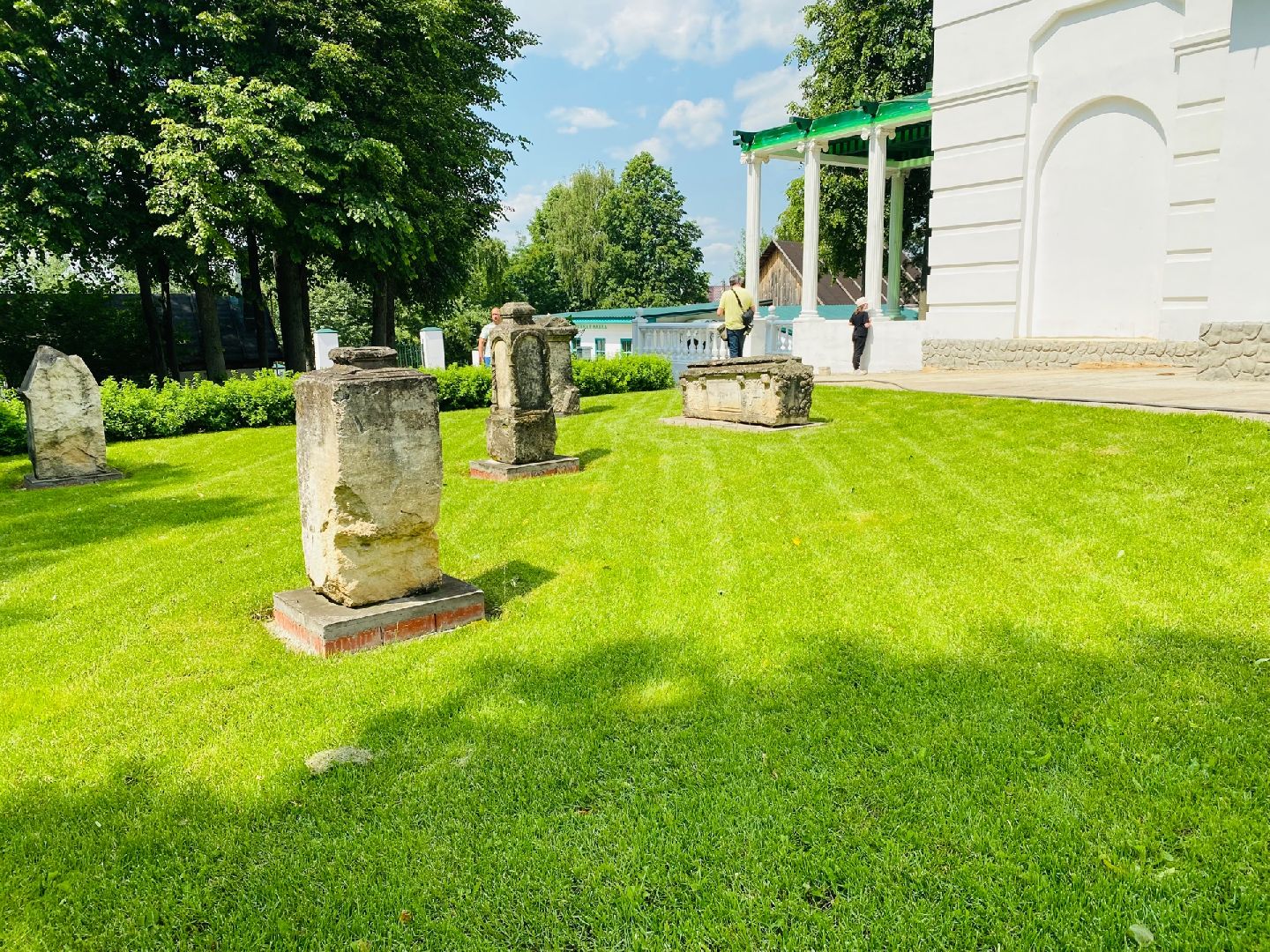 Домодедово, лапидарий, музей белого камня, старинные плиты