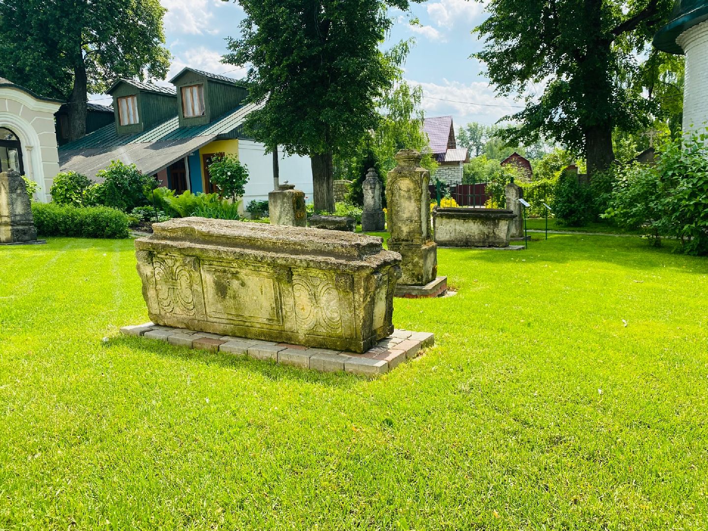 Домодедово, лапидарий, музей белого камня, старинные плиты