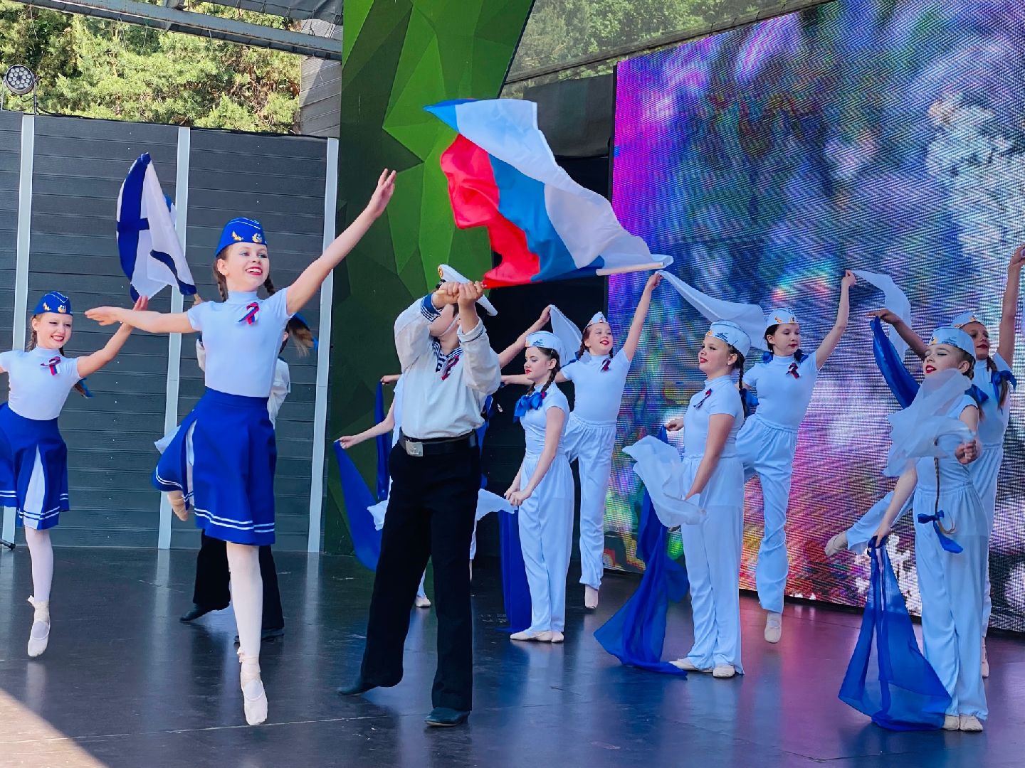 Домодедово, шествие с флагом, День России, флаг России