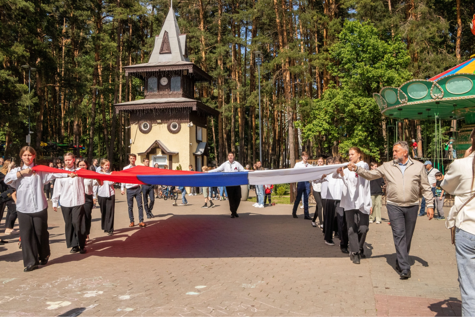 Домодедово, шествие с флагом, День России, флаг России