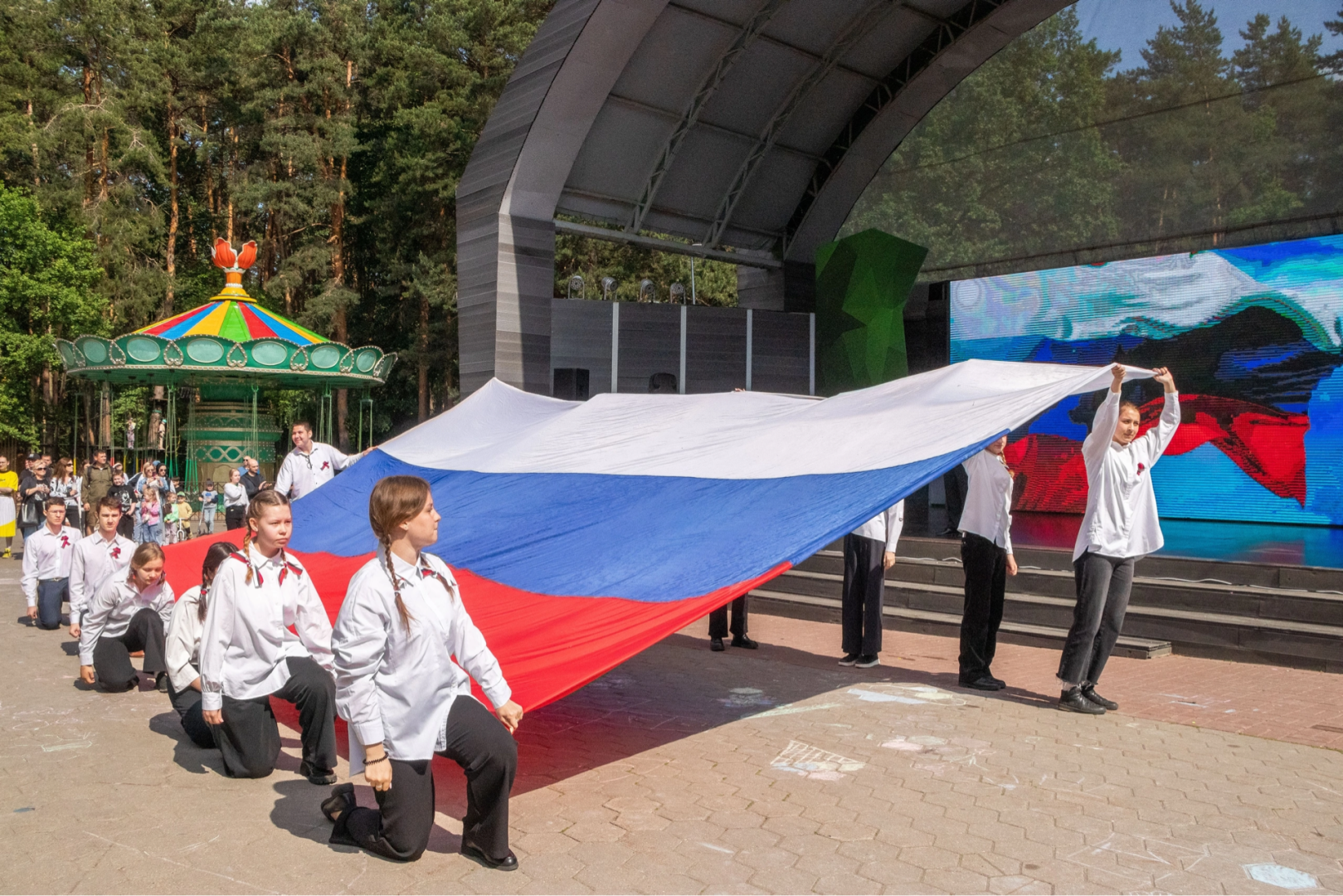 Домодедово, шествие с флагом, День России, флаг России