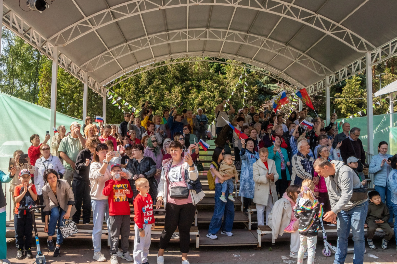 Домодедово, шествие с флагом, День России, флаг России