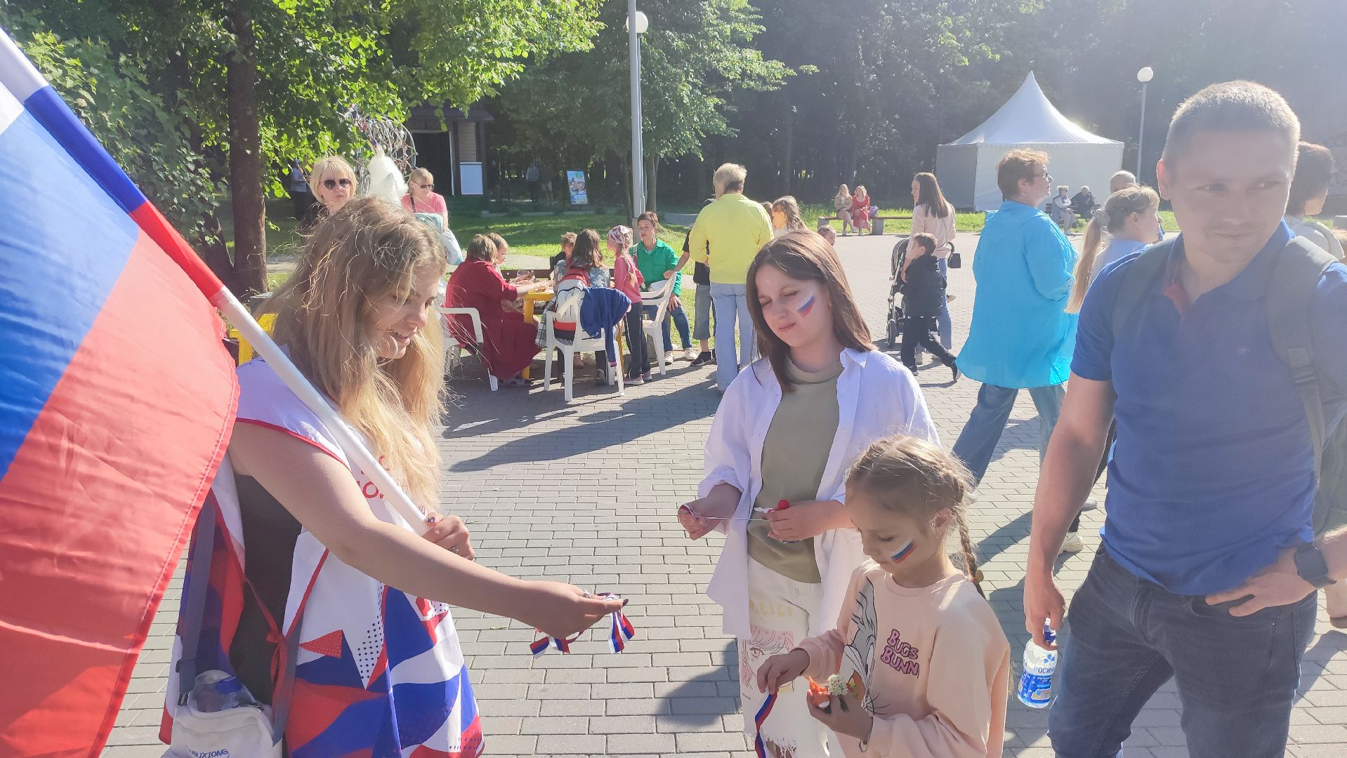 Кашира, День России, парк, волонтёры, флаг, акция