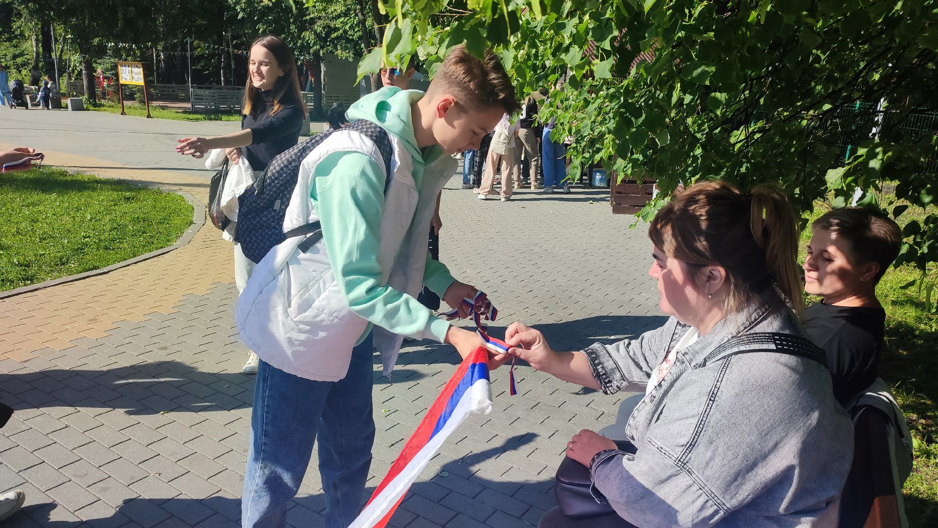 Кашира, День России, парк, волонтёры, флаг, акция
