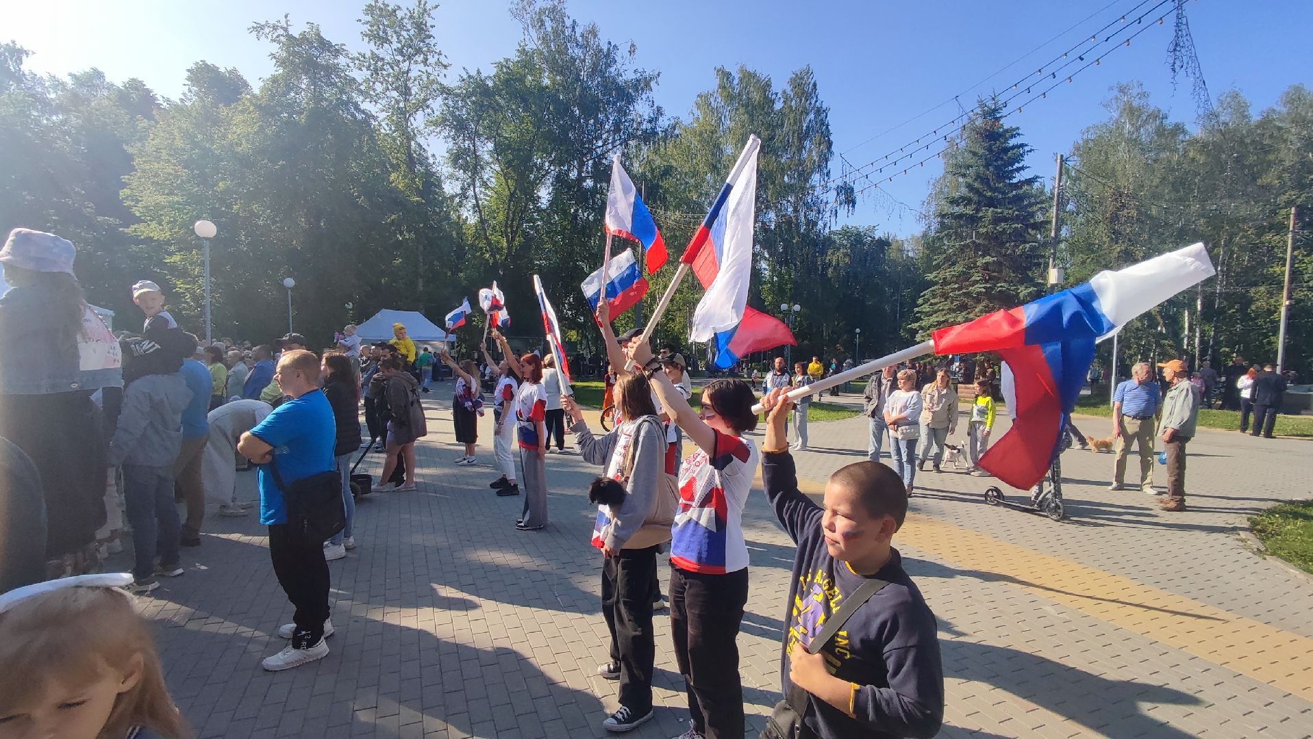Кашира, День России, парк, волонтёры, флаг, акция