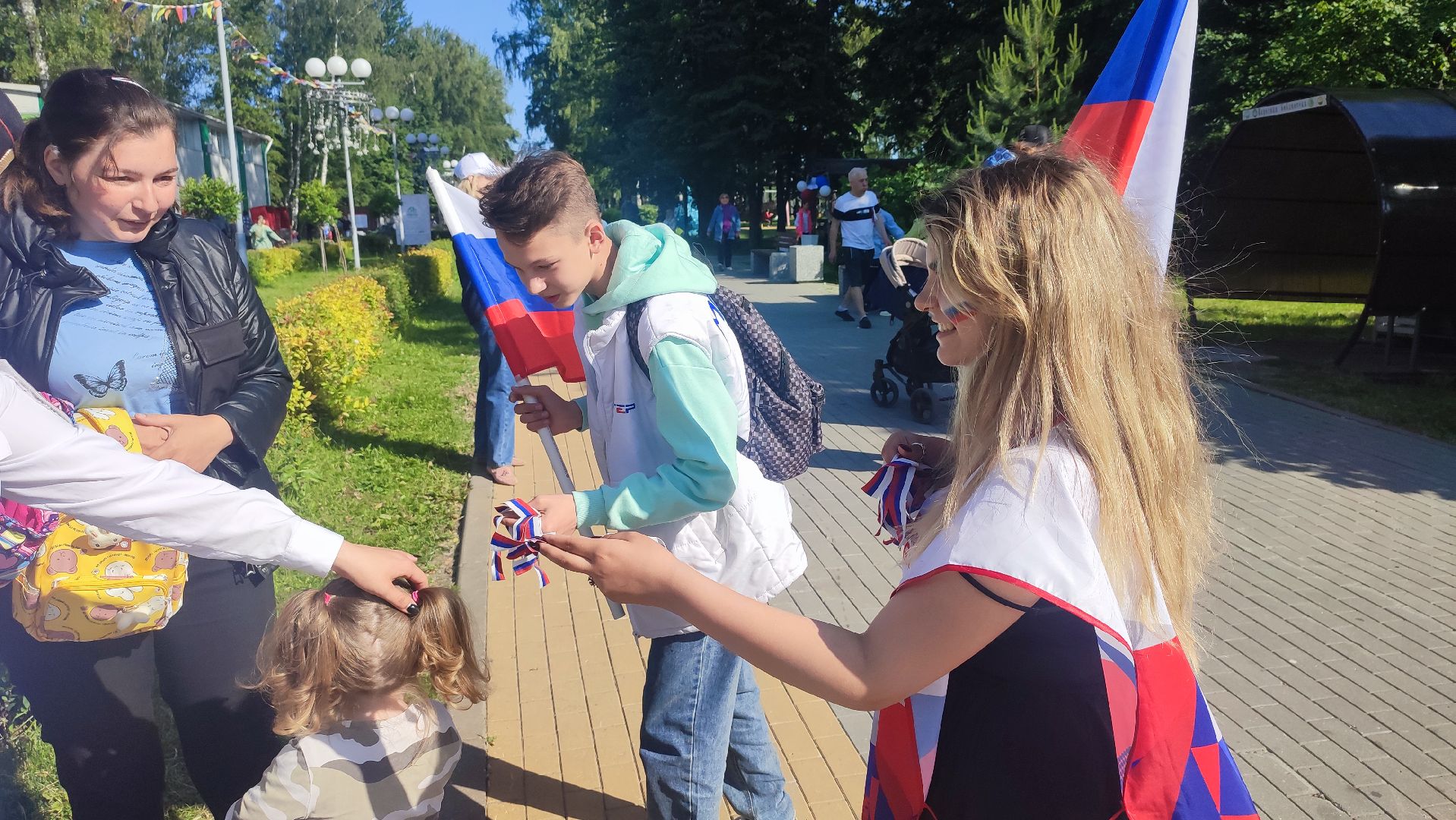 Кашира, День России, парк, волонтёры, флаг, акция
