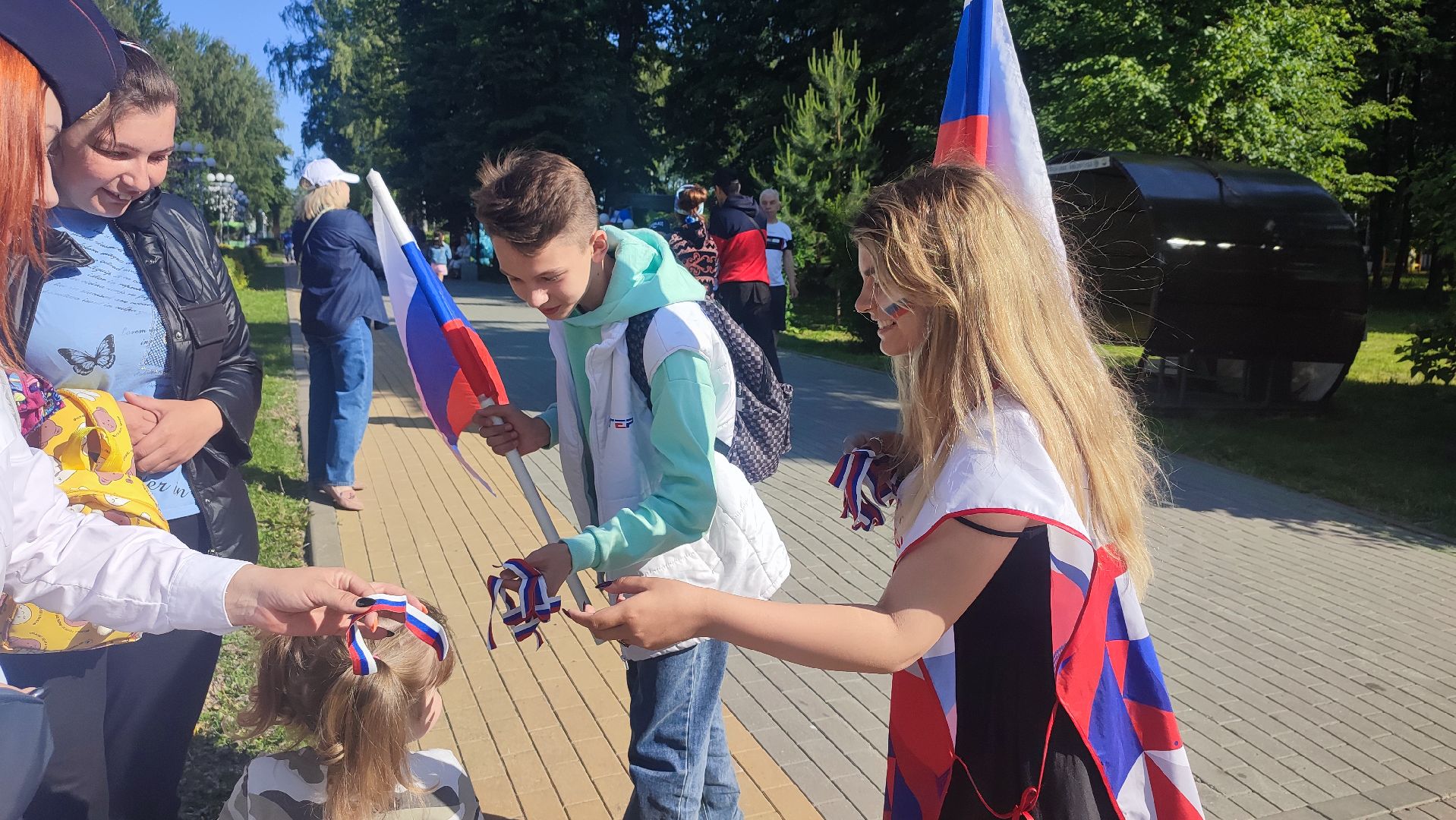 Кашира, День России, парк, волонтёры, флаг, акция