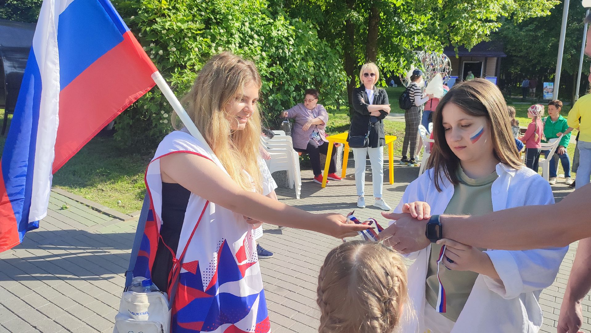 Кашира, День России, парк, волонтёры, флаг, акция