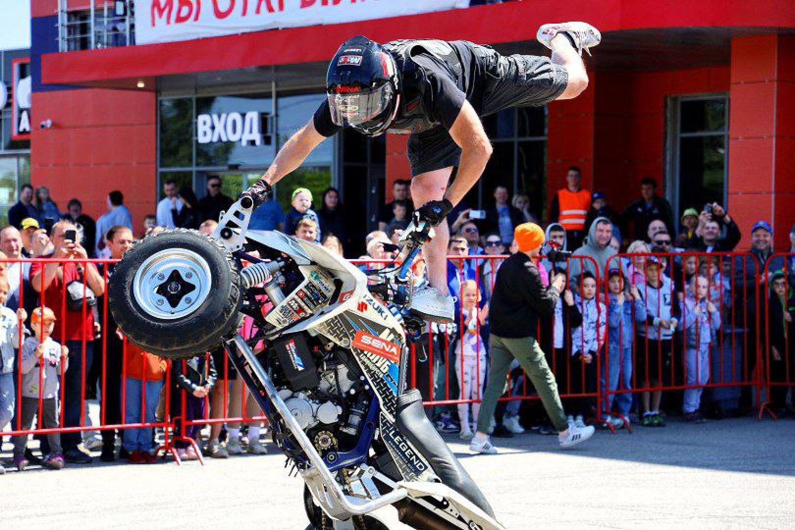 день россии, праздник, народные гулянья, парк, дети, мотоциклы, ретроавтомобили, самокаты,