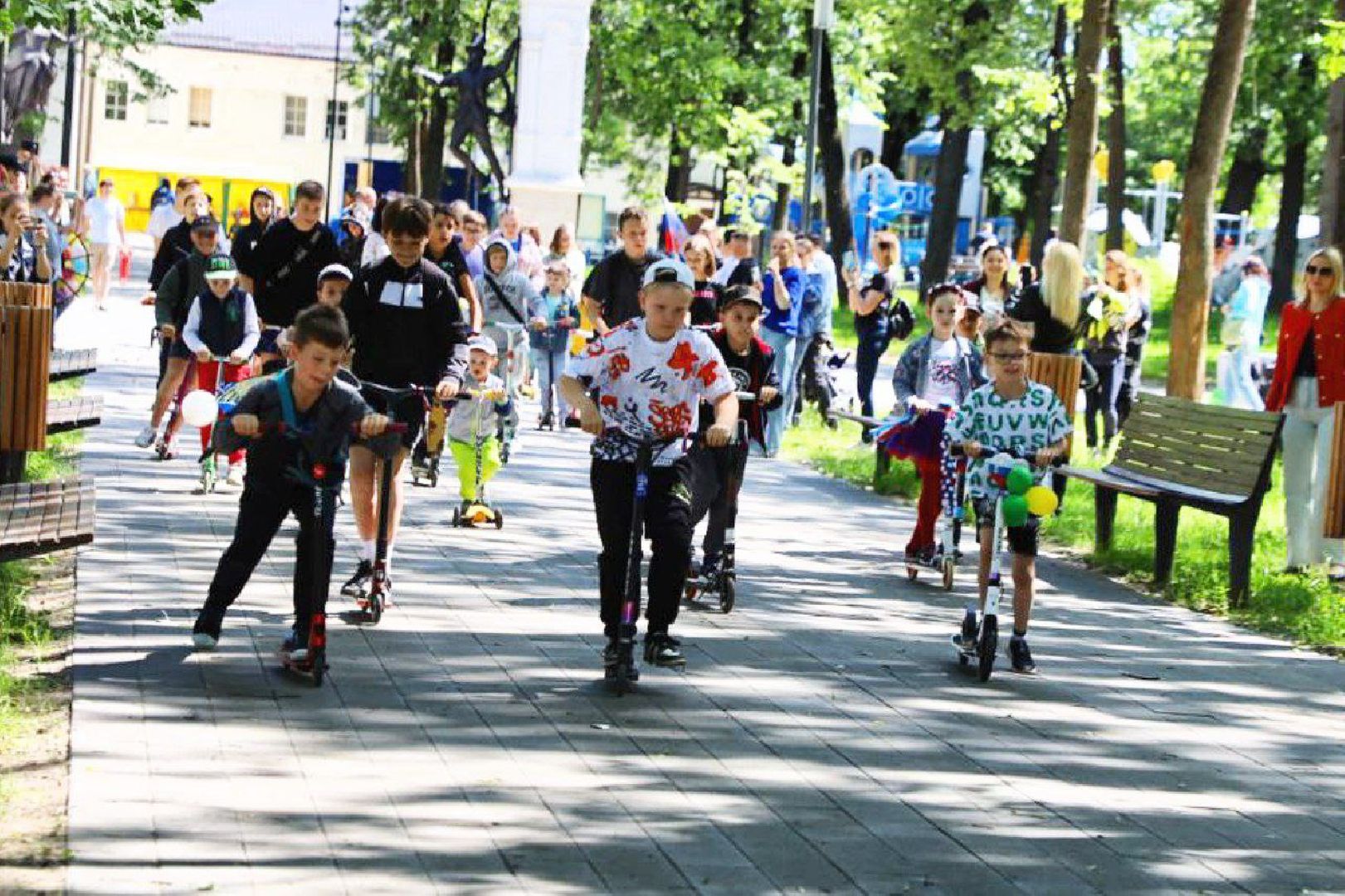 день россии, праздник, народные гулянья, парк, дети, мотоциклы, ретроавтомобили, самокаты,