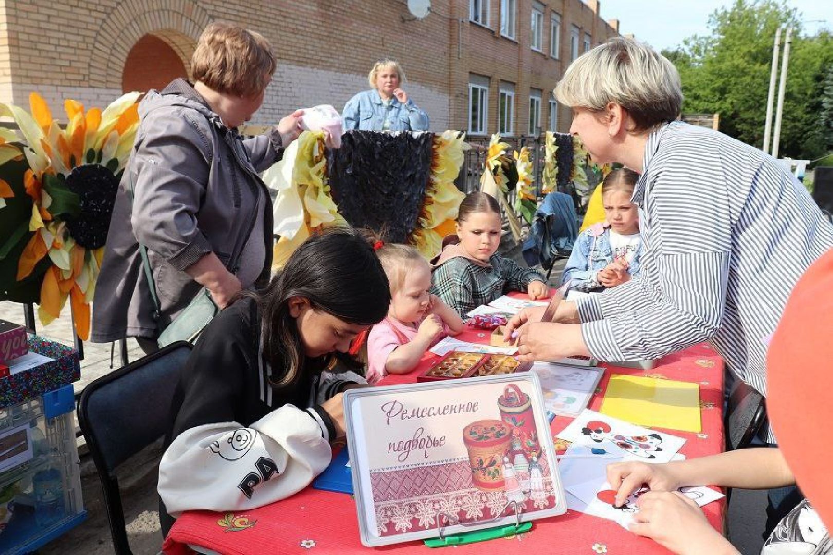 день россии, праздник, народные гулянья, парк, дети, мотоциклы, ретроавтомобили, самокаты,