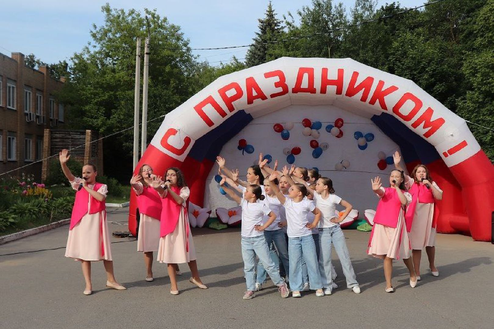 день россии, праздник, народные гулянья, парк, дети, мотоциклы, ретроавтомобили, самокаты,