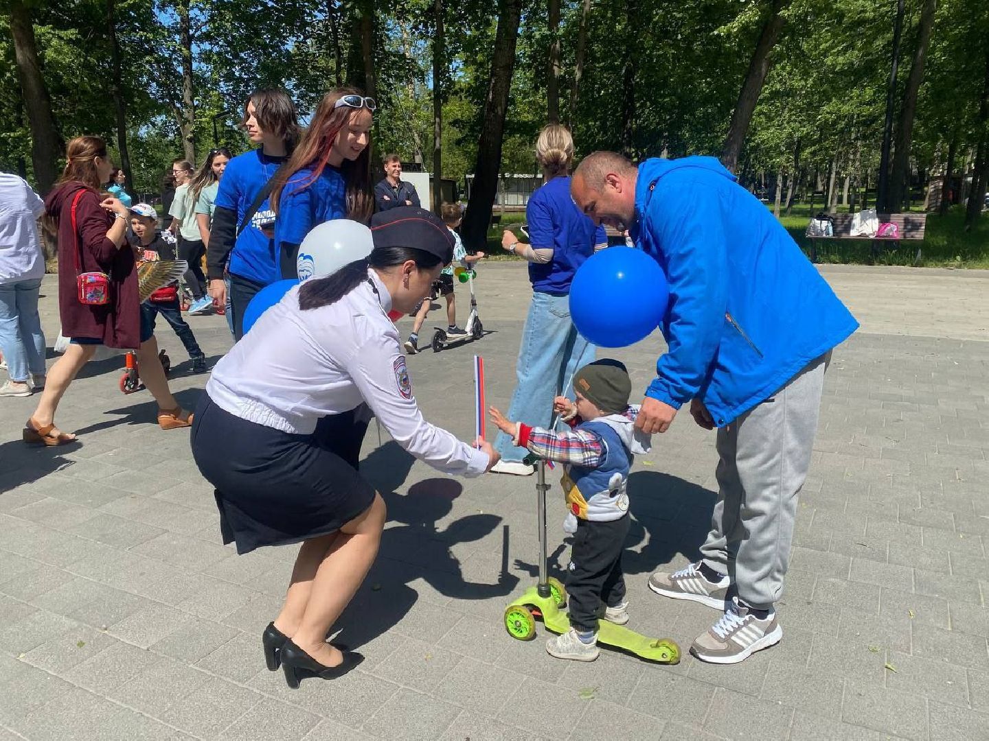 день россии, праздник, народные гулянья, парк, дети, мотоциклы, ретроавтомобили, самокаты,