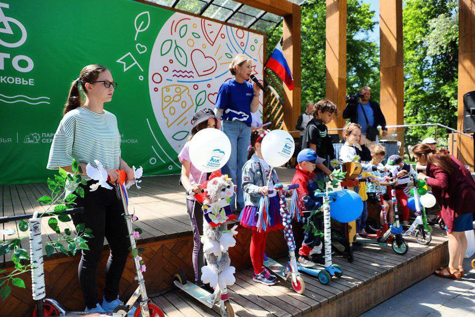 день россии, праздник, народные гулянья, парк, дети, мотоциклы, ретроавтомобили, самокаты,