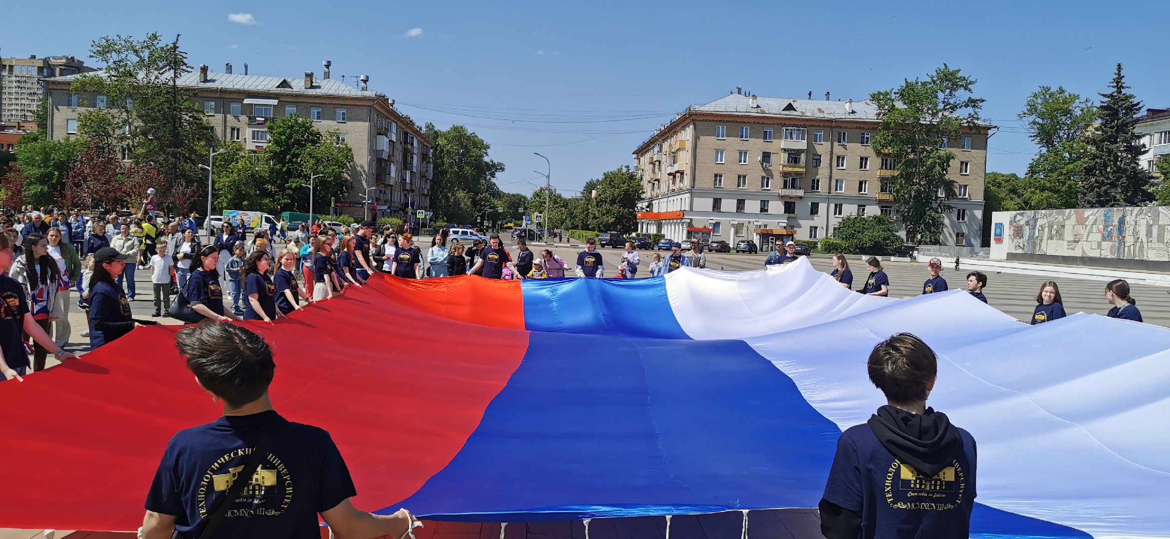 день россии, волонтёры, триколор,