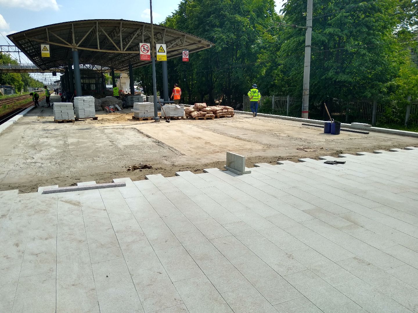 Раменское, транспорт, реконструкция платформы Фабричная, укладка плиточного покрытия