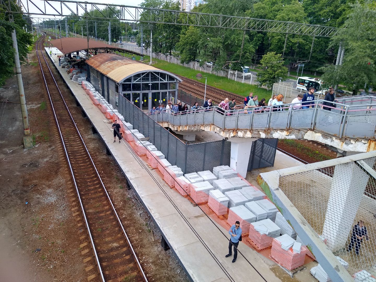 Раменское, транспорт, реконструкция платформы Фабричная, укладка плиточного покрытия