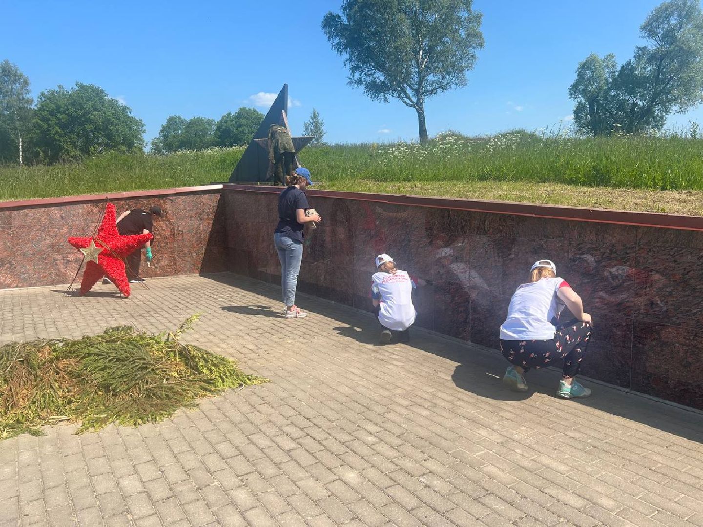 Можайск, Можайский городской округ, Подмосковье, волонтёры, юнармия, субботник, мемориал, воинское захоронение