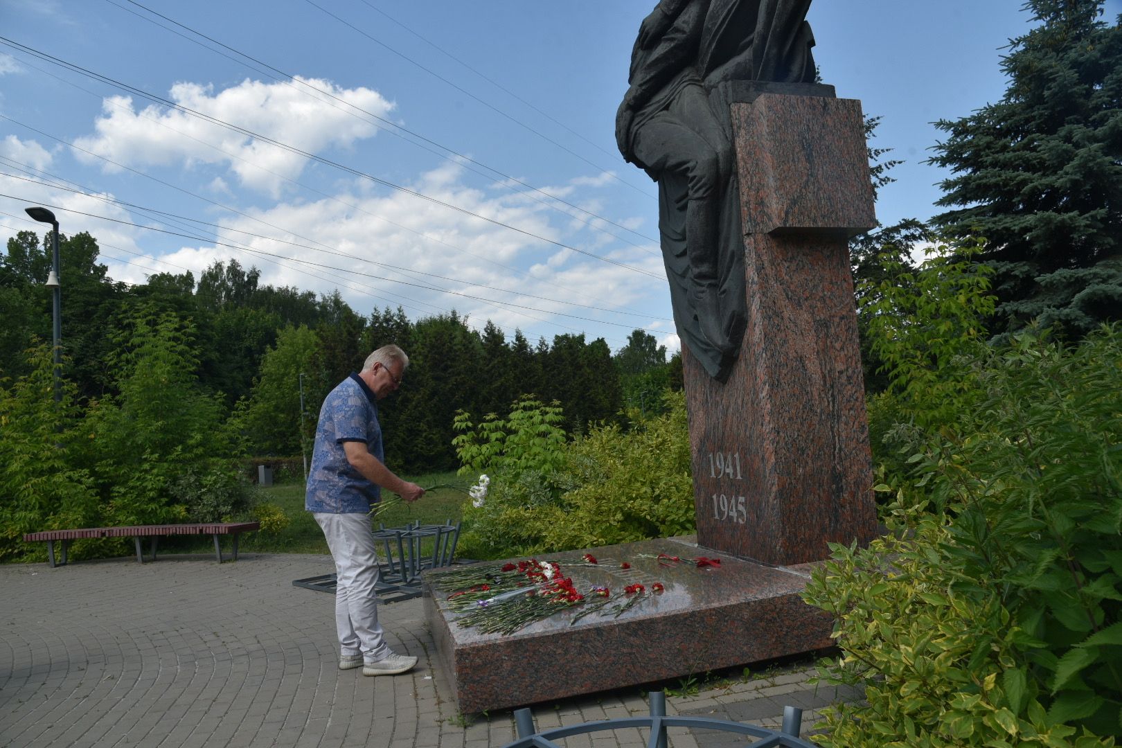 Химки, памятник, возложение, медработник