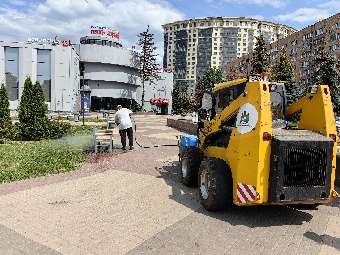 Благоустройство, лавочки, техника, площадь