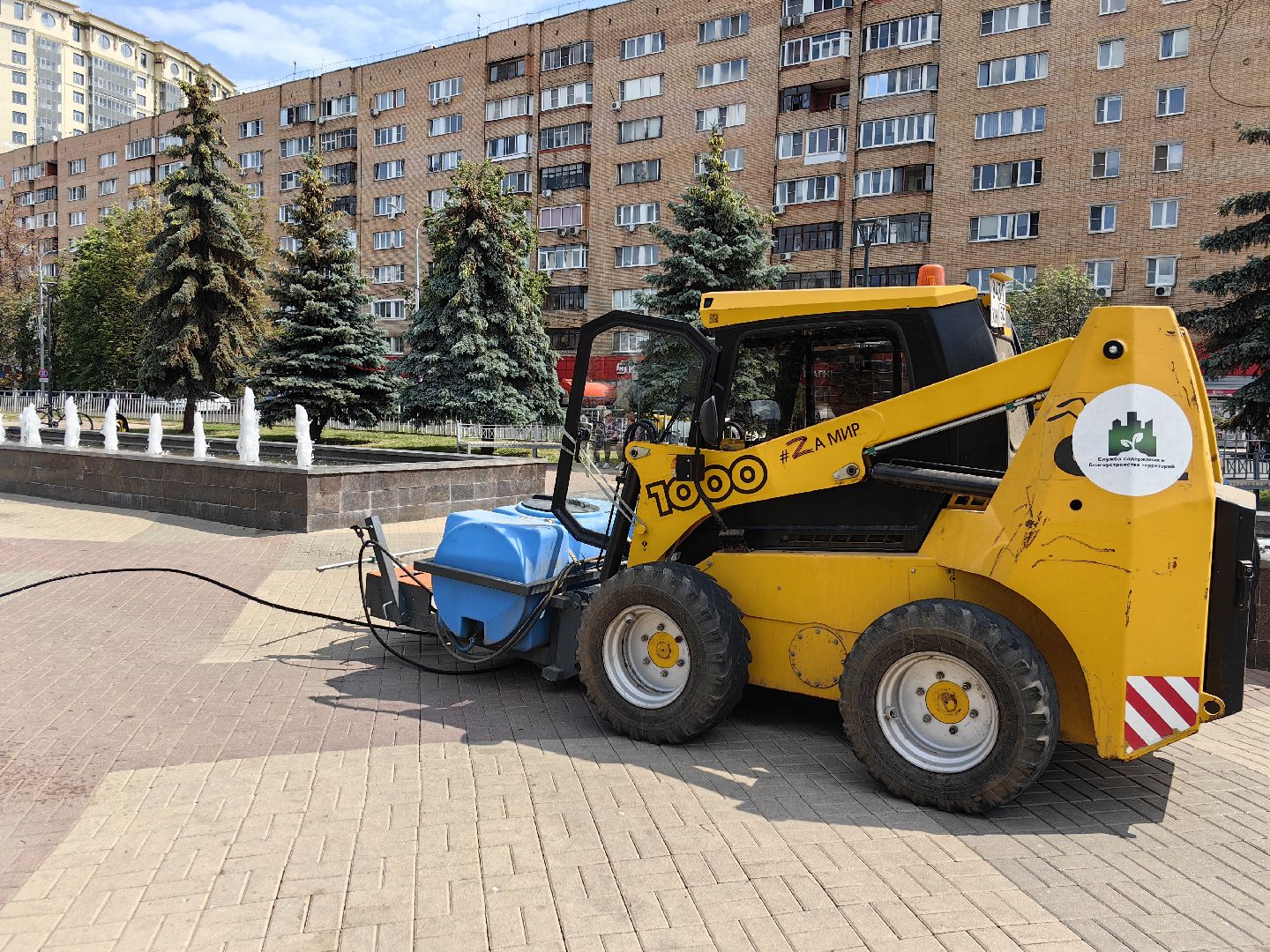 Благоустройство, лавочки, техника, площадь