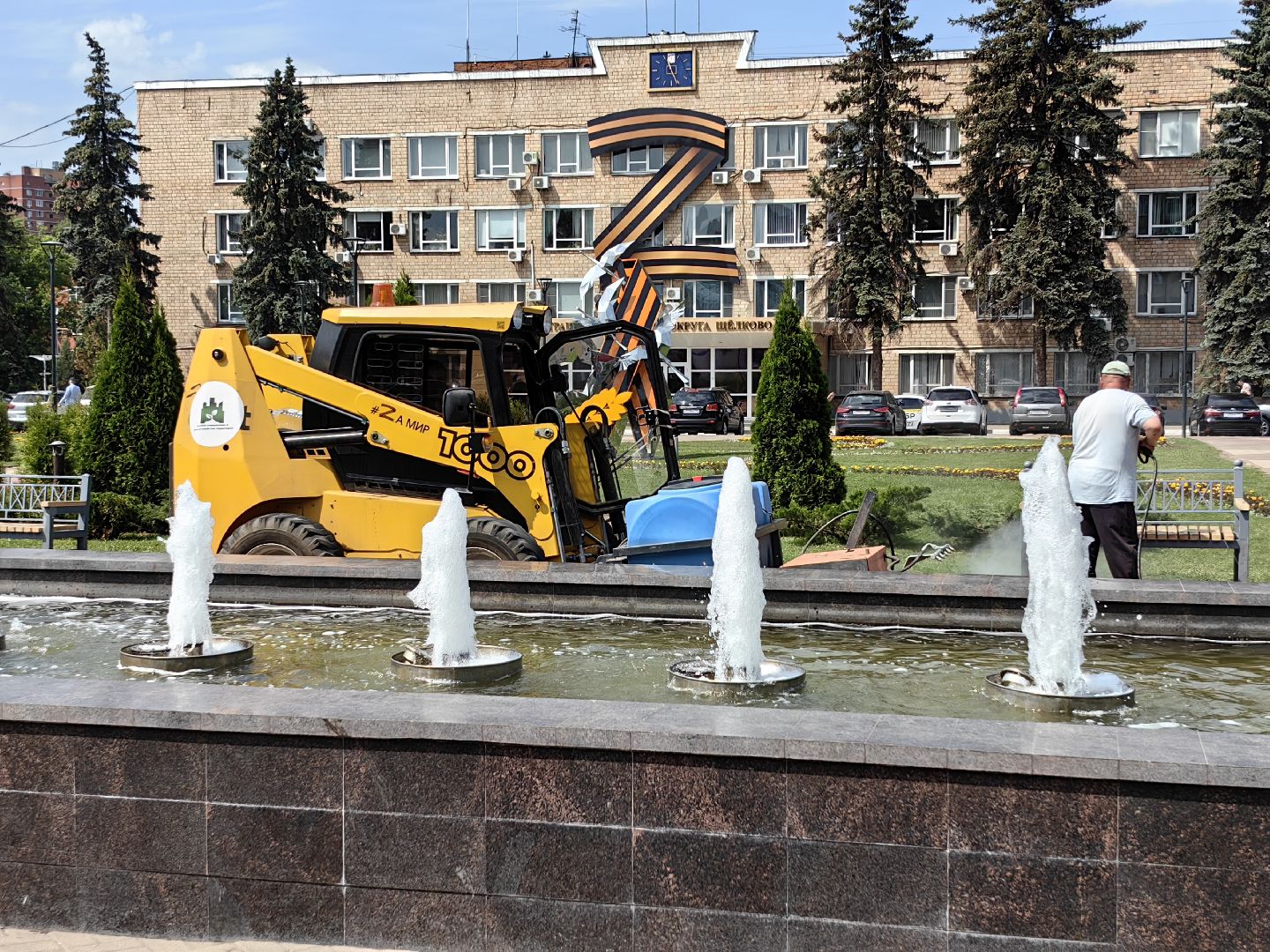 Благоустройство, лавочки, техника, площадь