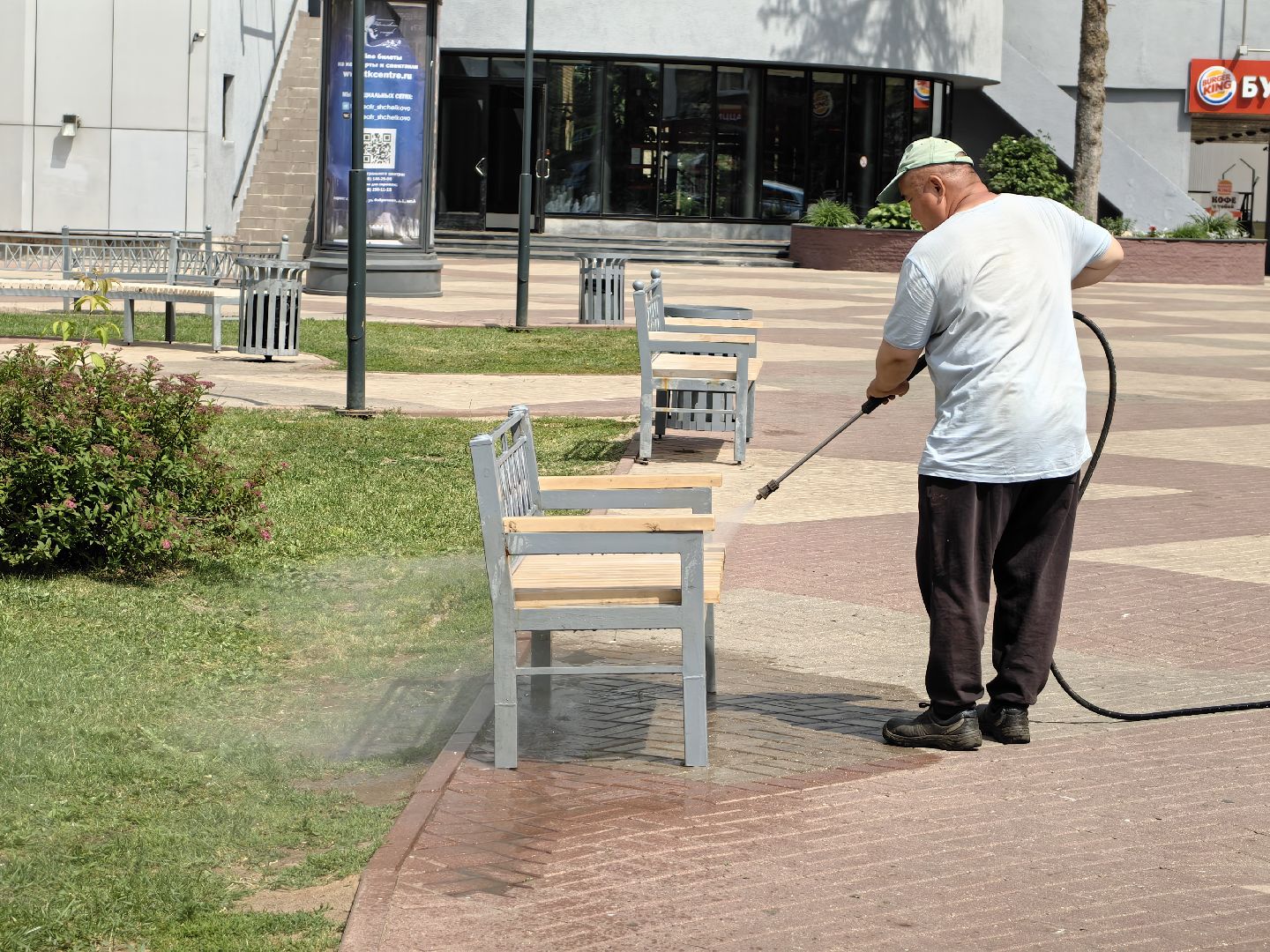 Благоустройство, лавочки, техника, площадь