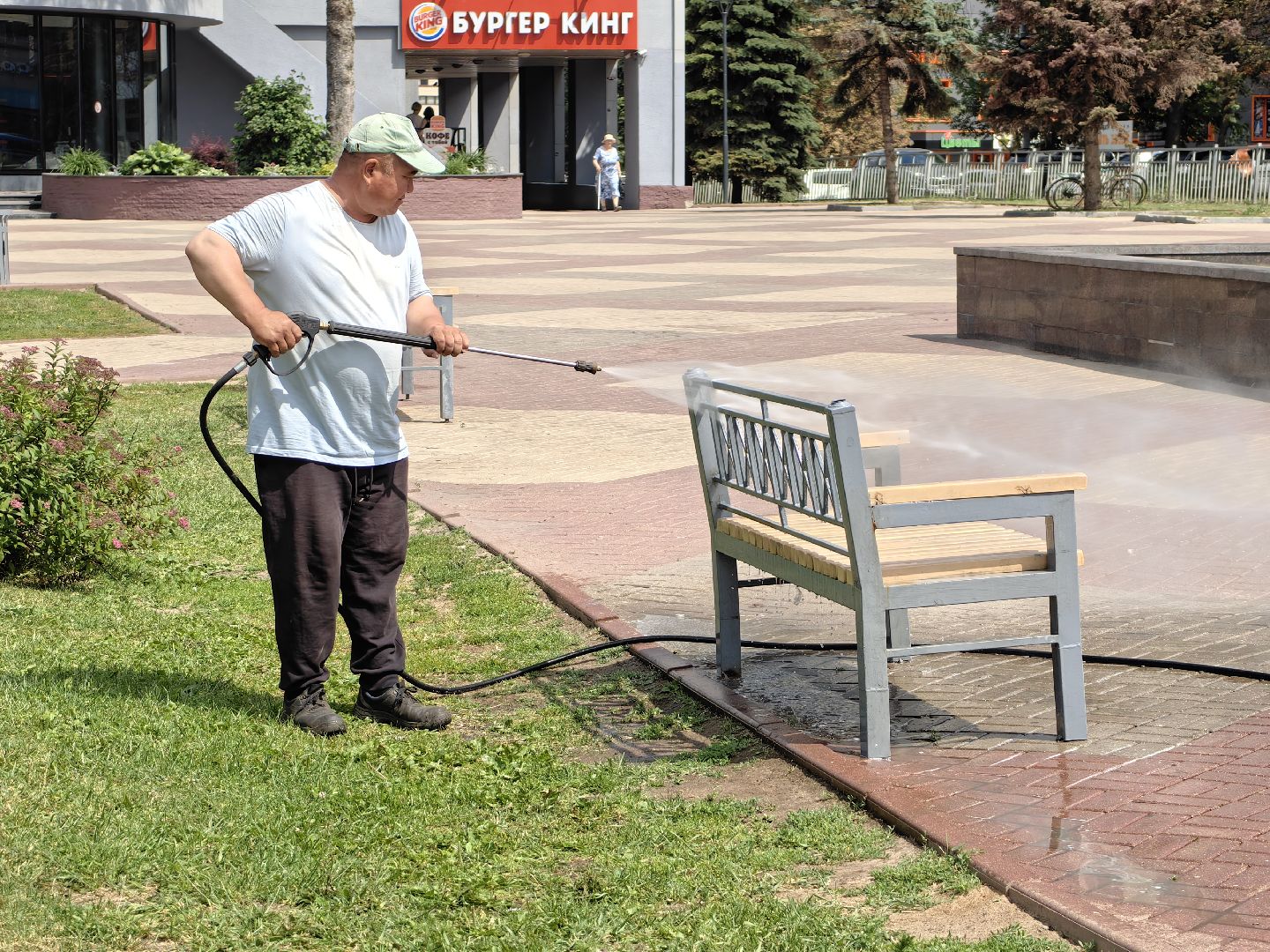 Благоустройство, лавочки, техника, площадь