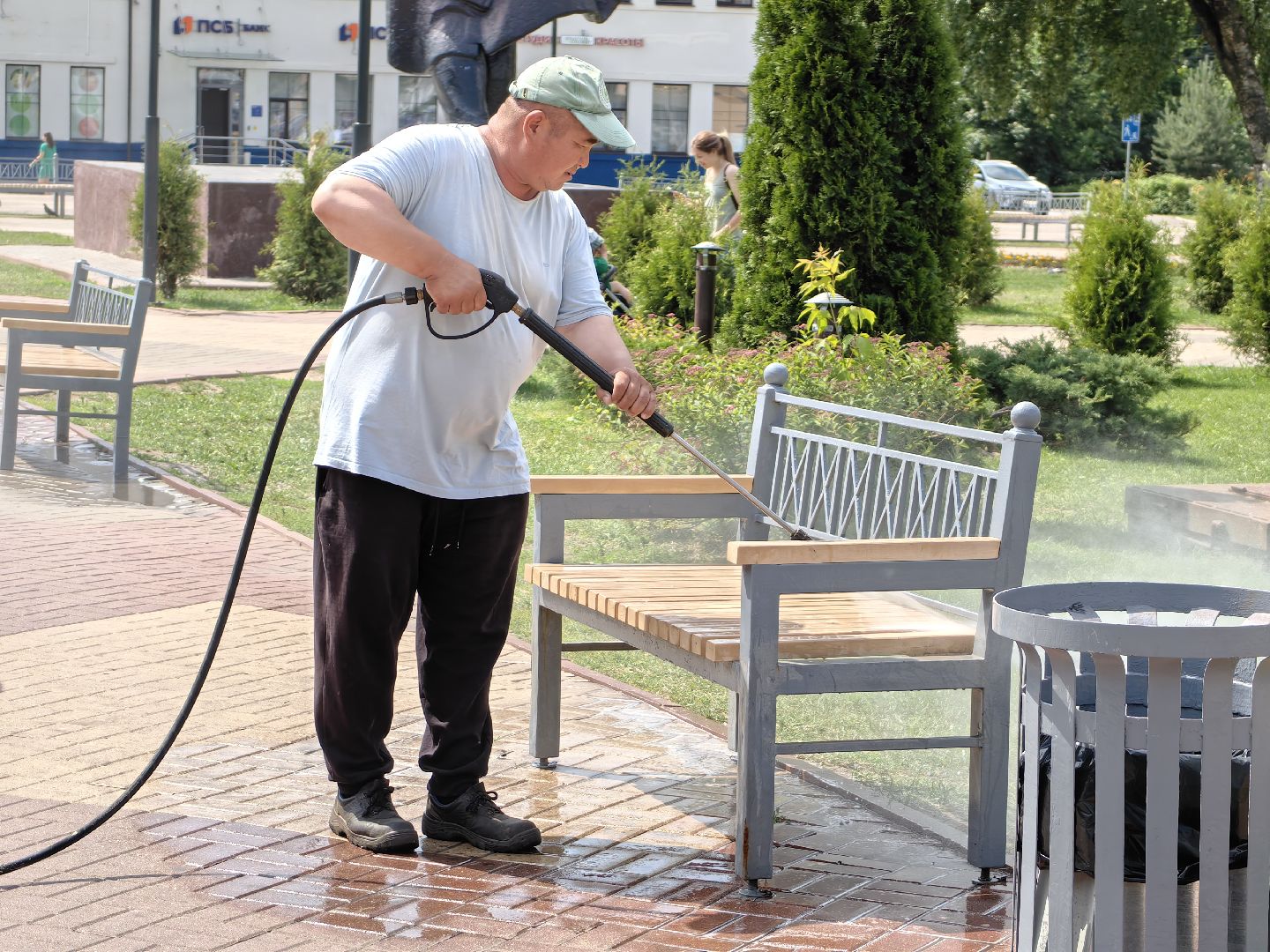 Благоустройство, лавочки, техника, площадь