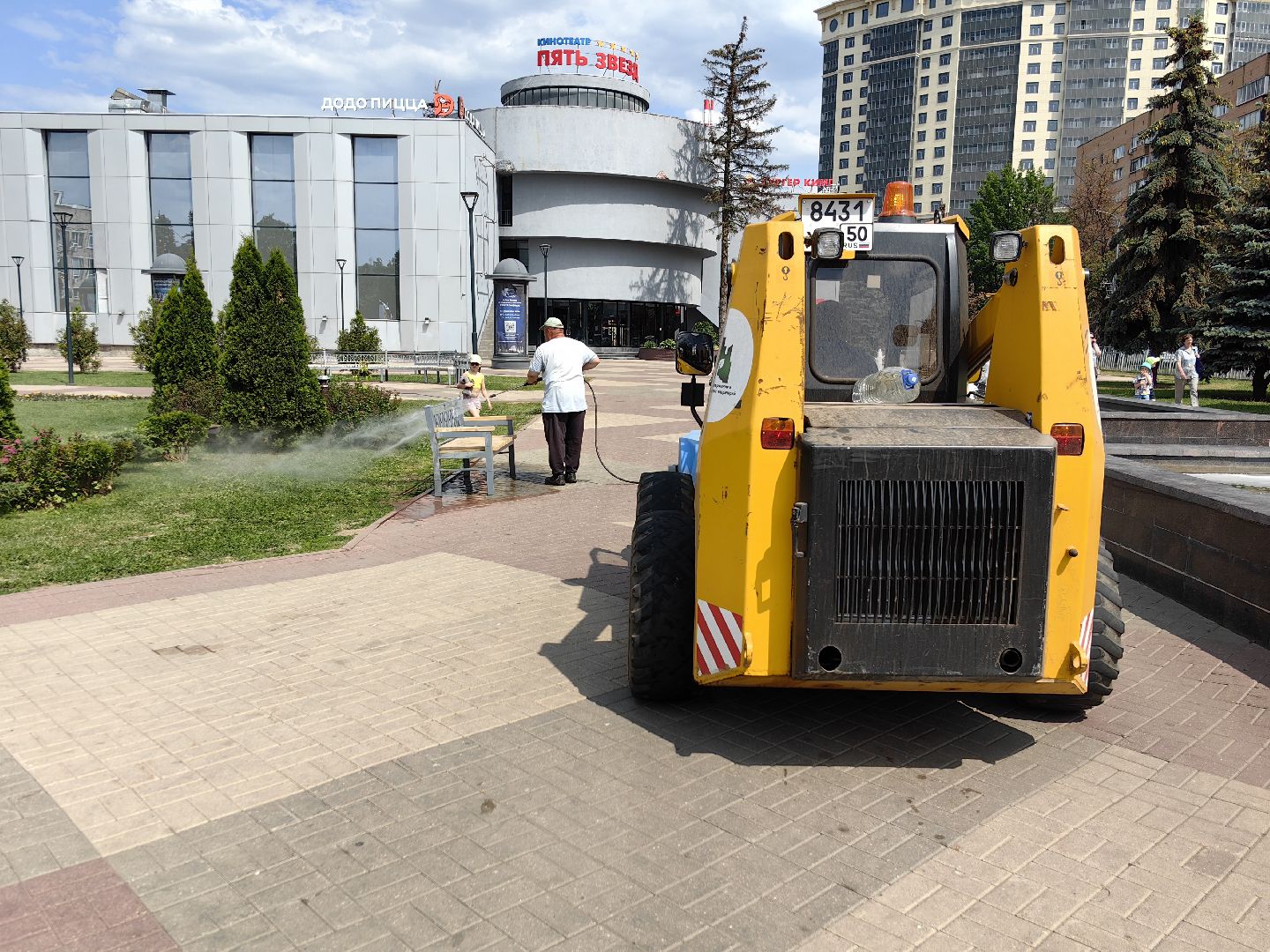 Благоустройство, лавочки, техника, площадь