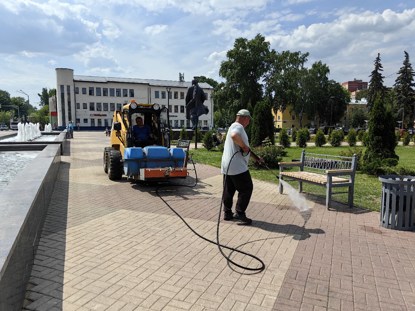 Благоустройство, лавочки, техника, площадь
