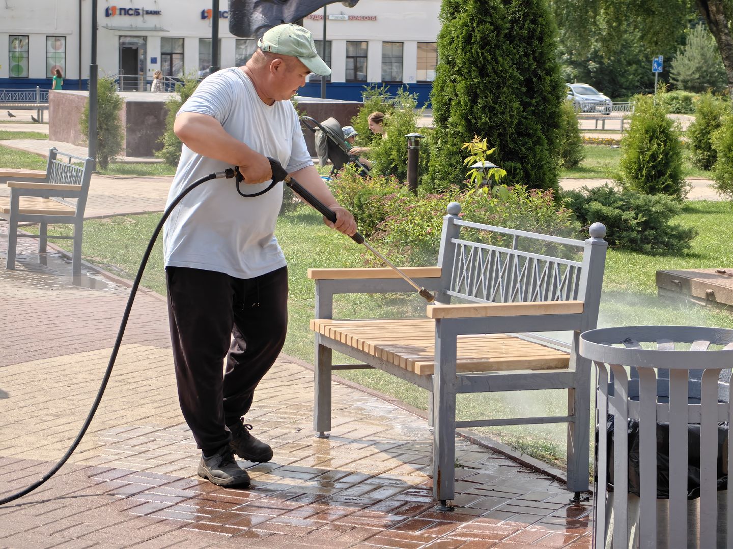 Благоустройство, лавочки, техника, площадь