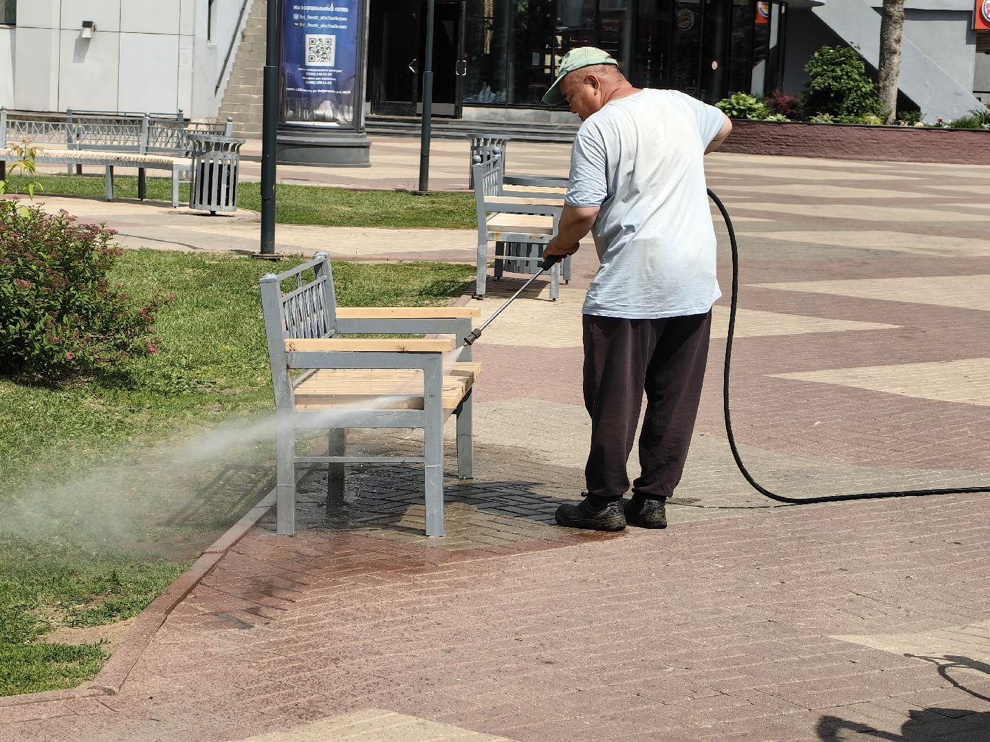 Благоустройство, лавочки, техника, площадь