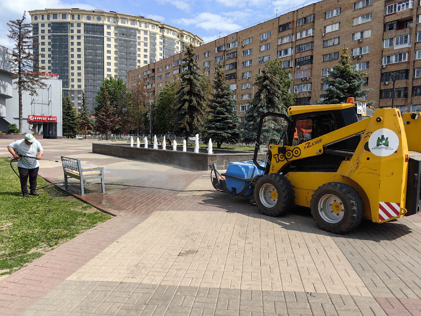 Благоустройство, лавочки, техника, площадь