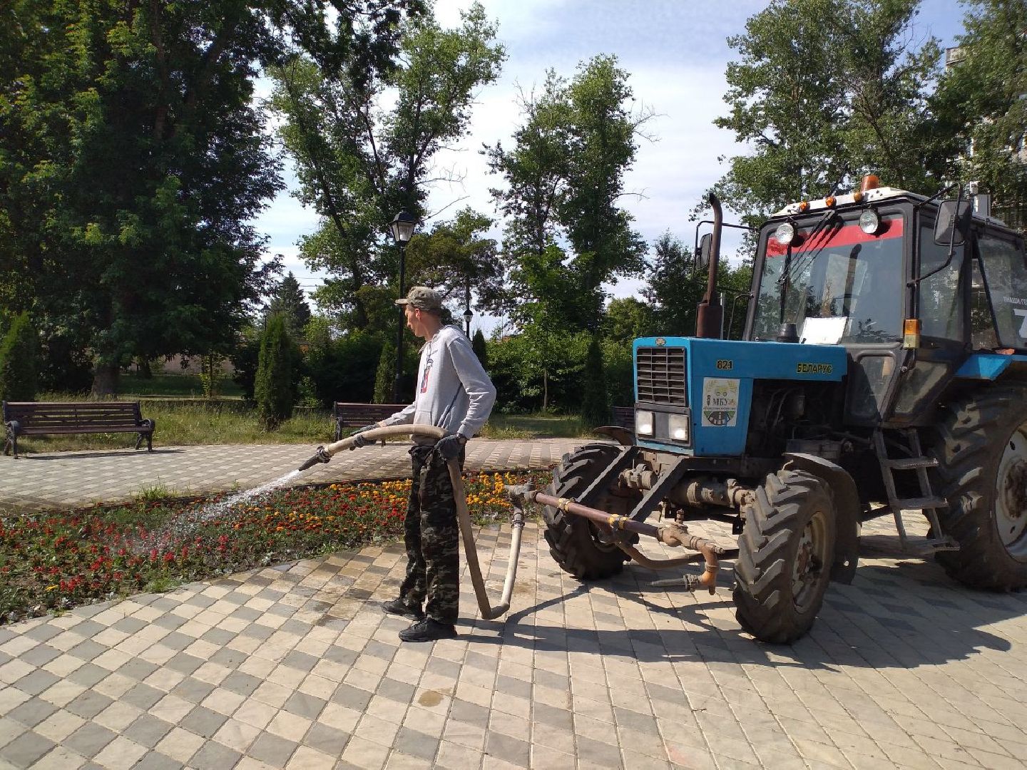 благоустройство, лето, жара, полив, клумбы, Лосино-Петровский