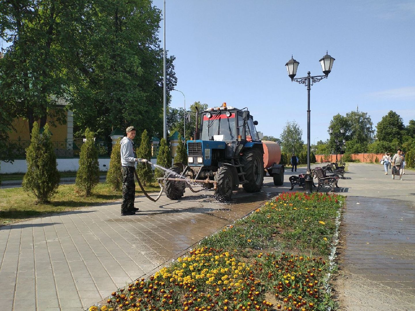 благоустройство, лето, жара, полив, клумбы, Лосино-Петровский