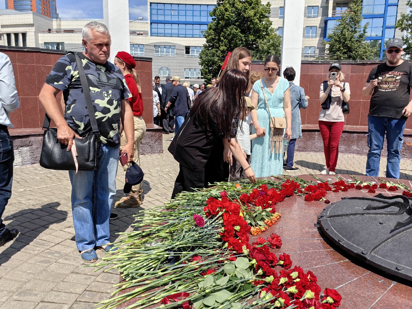 Аллея памяти, цветы, минута молчания