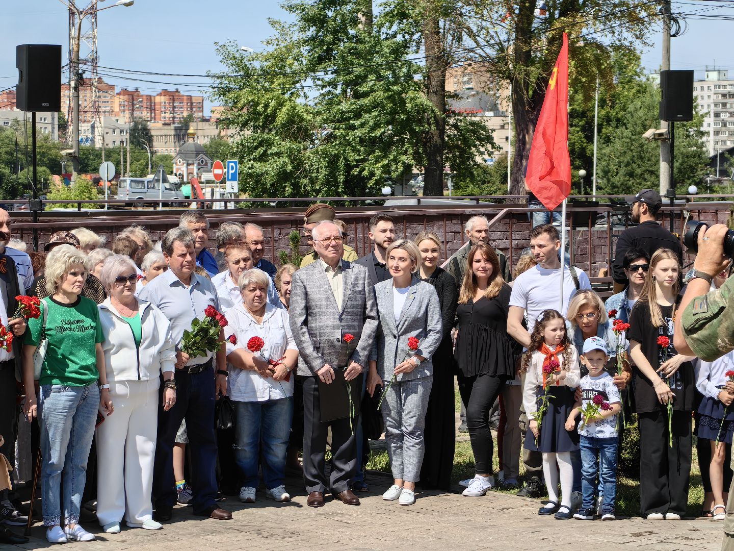 Аллея памяти, цветы, минута молчания