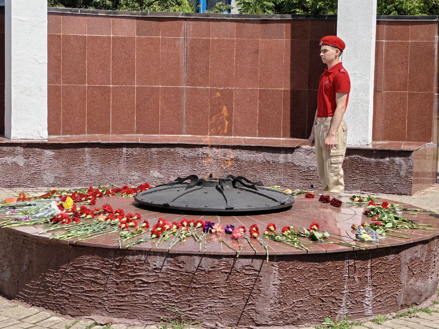 Аллея памяти, цветы, минута молчания