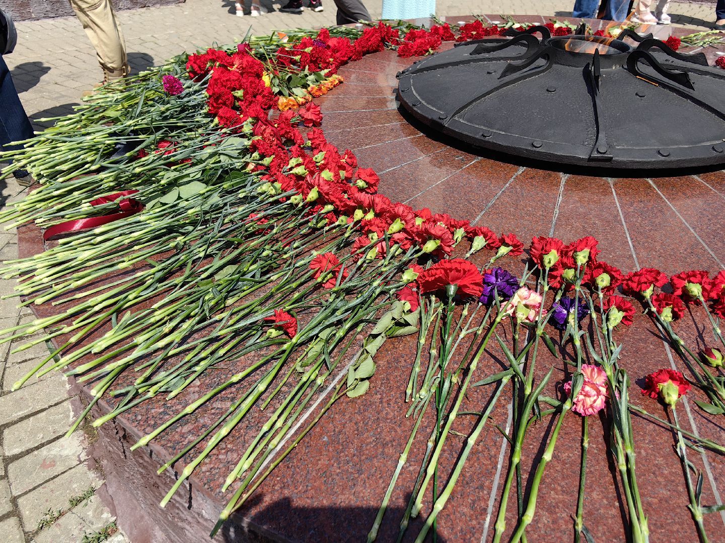 Аллея памяти, цветы, минута молчания