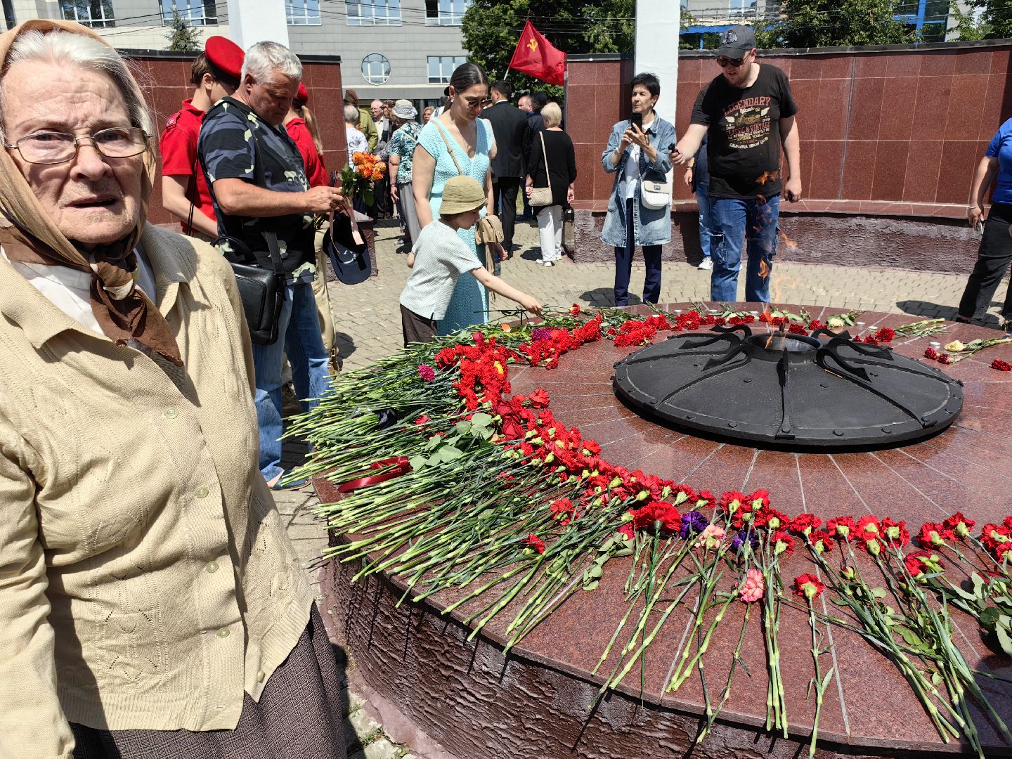 Аллея памяти, цветы, минута молчания