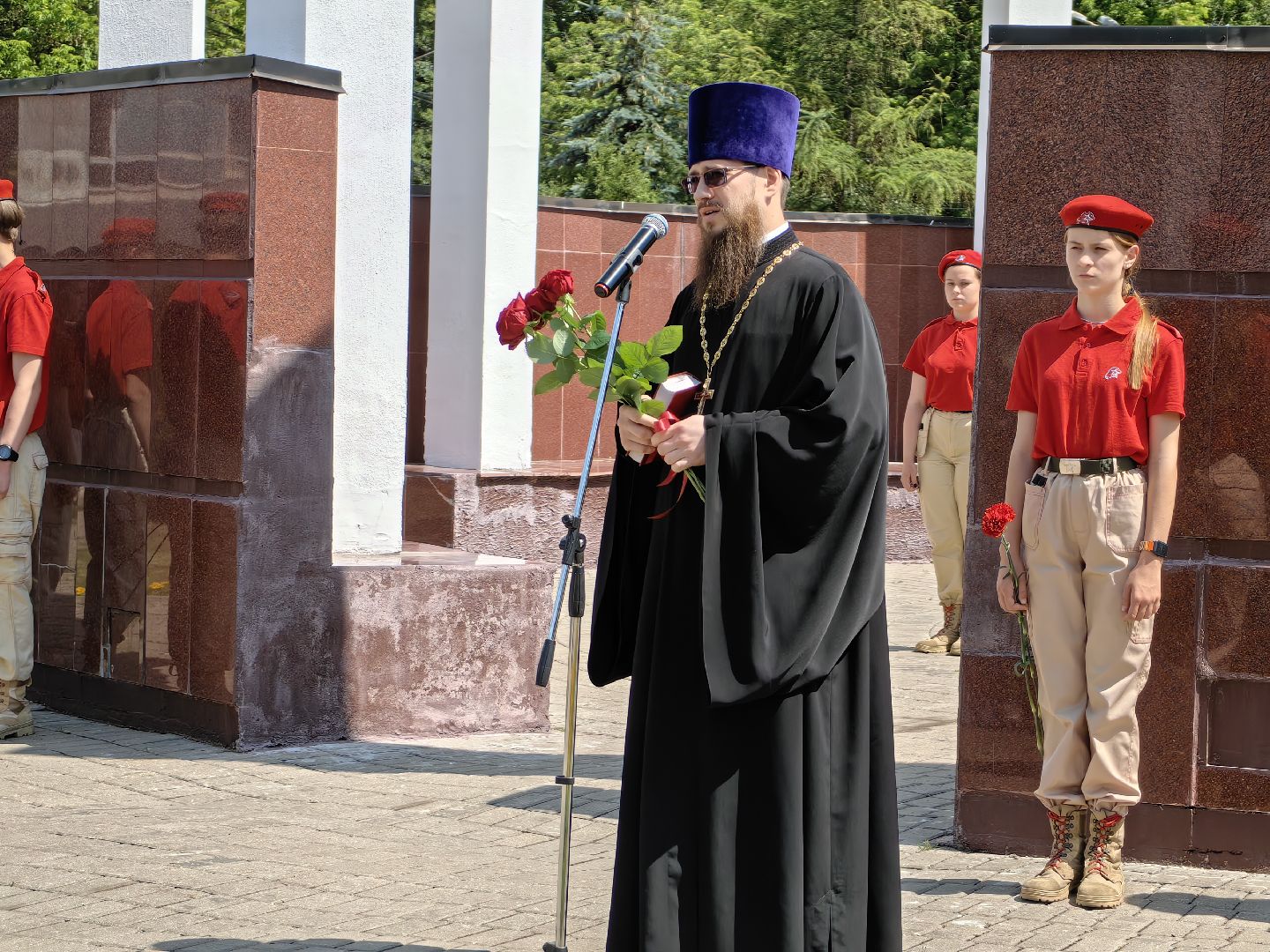 Аллея памяти, цветы, минута молчания