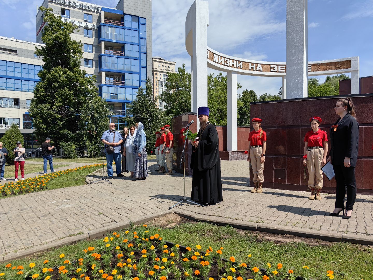 Аллея памяти, цветы, минута молчания
