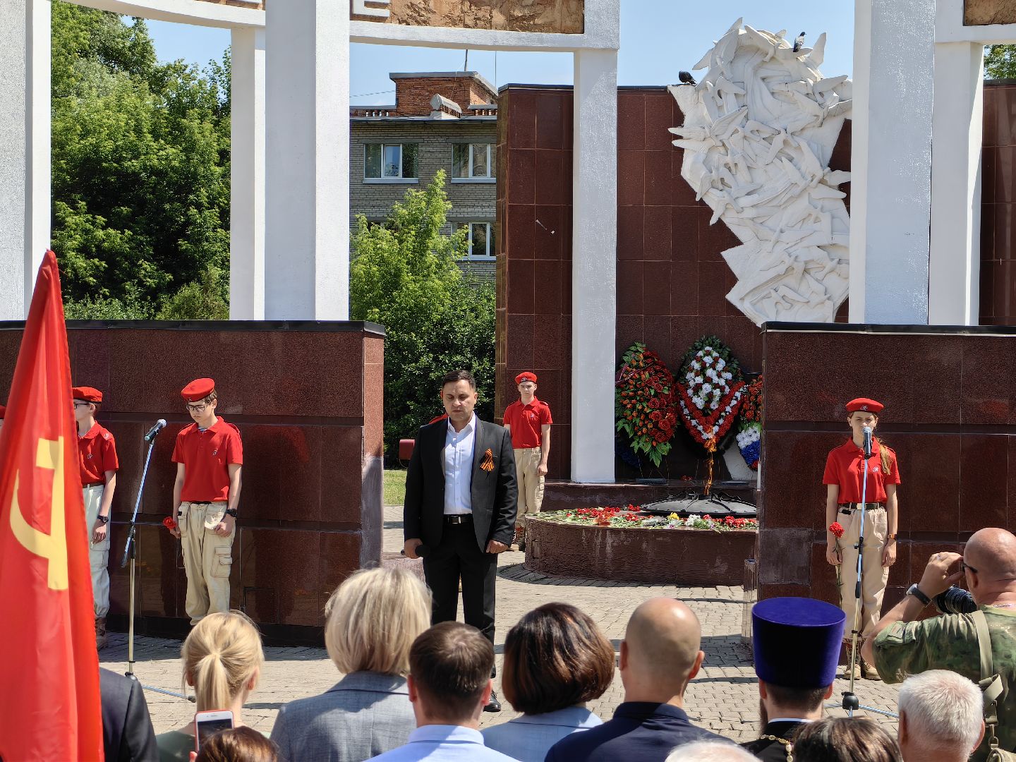 Аллея памяти, цветы, минута молчания