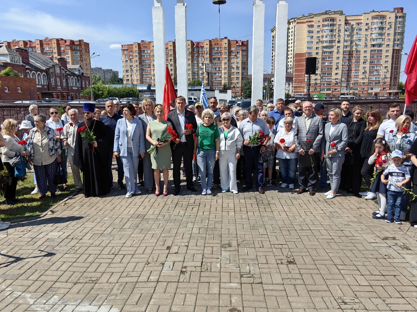 Аллея памяти, цветы, минута молчания