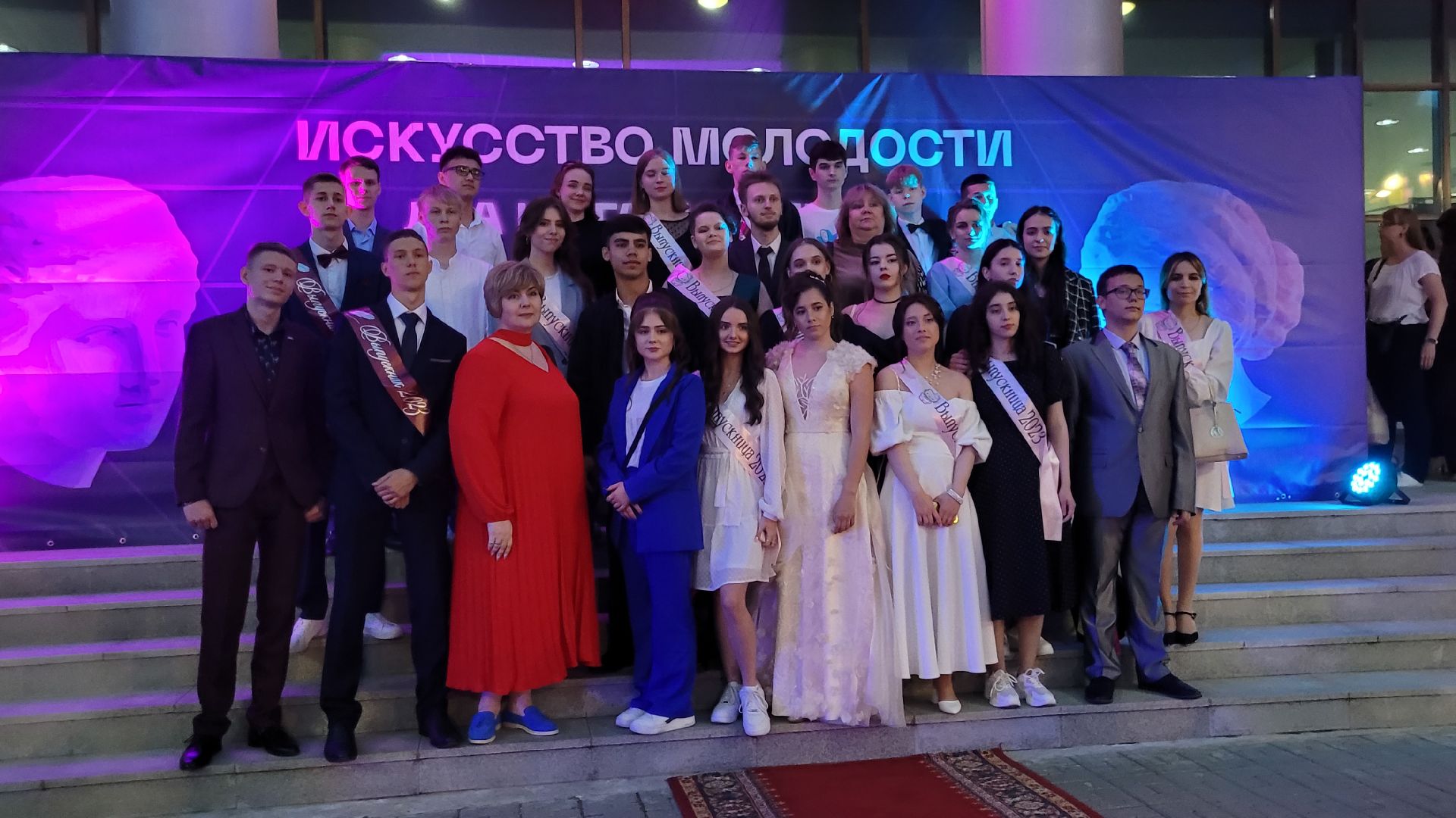 выпускной; выпускники; школьный бал; вальс; видное